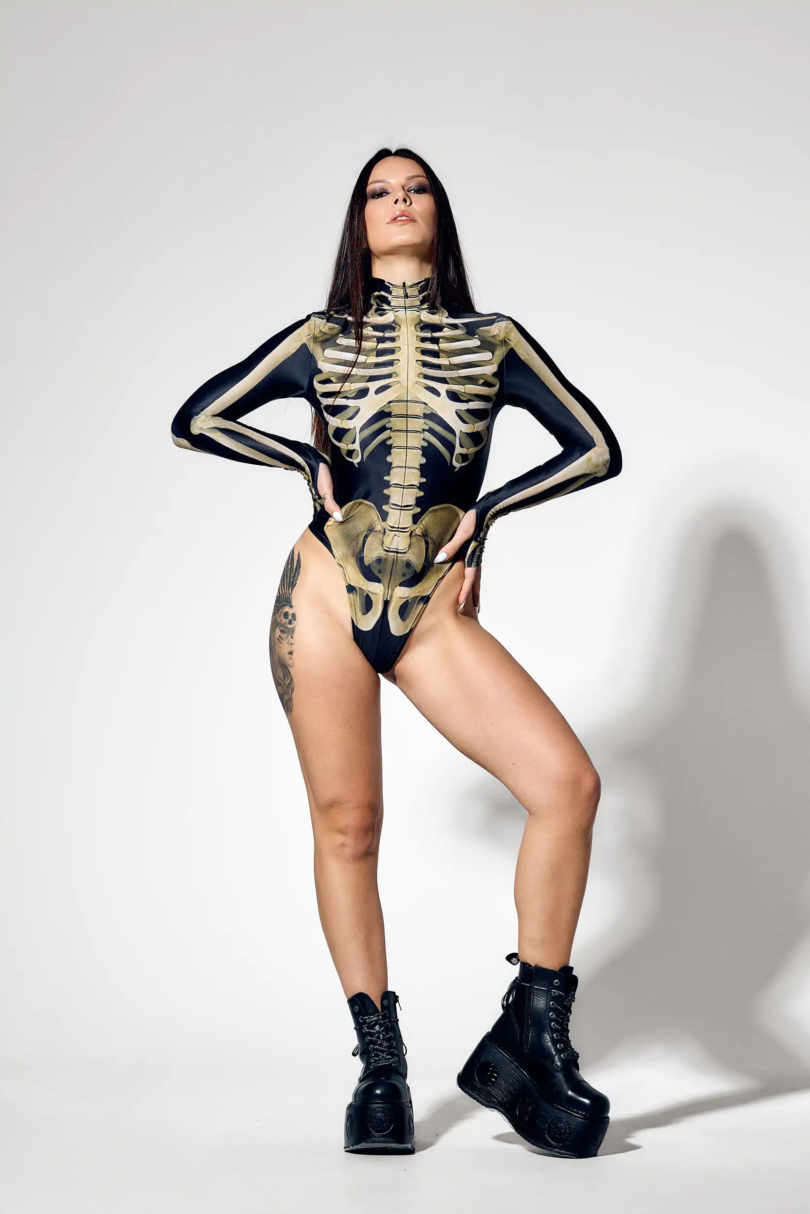Women's skeleton costume with long sleeves and anatomical bone print