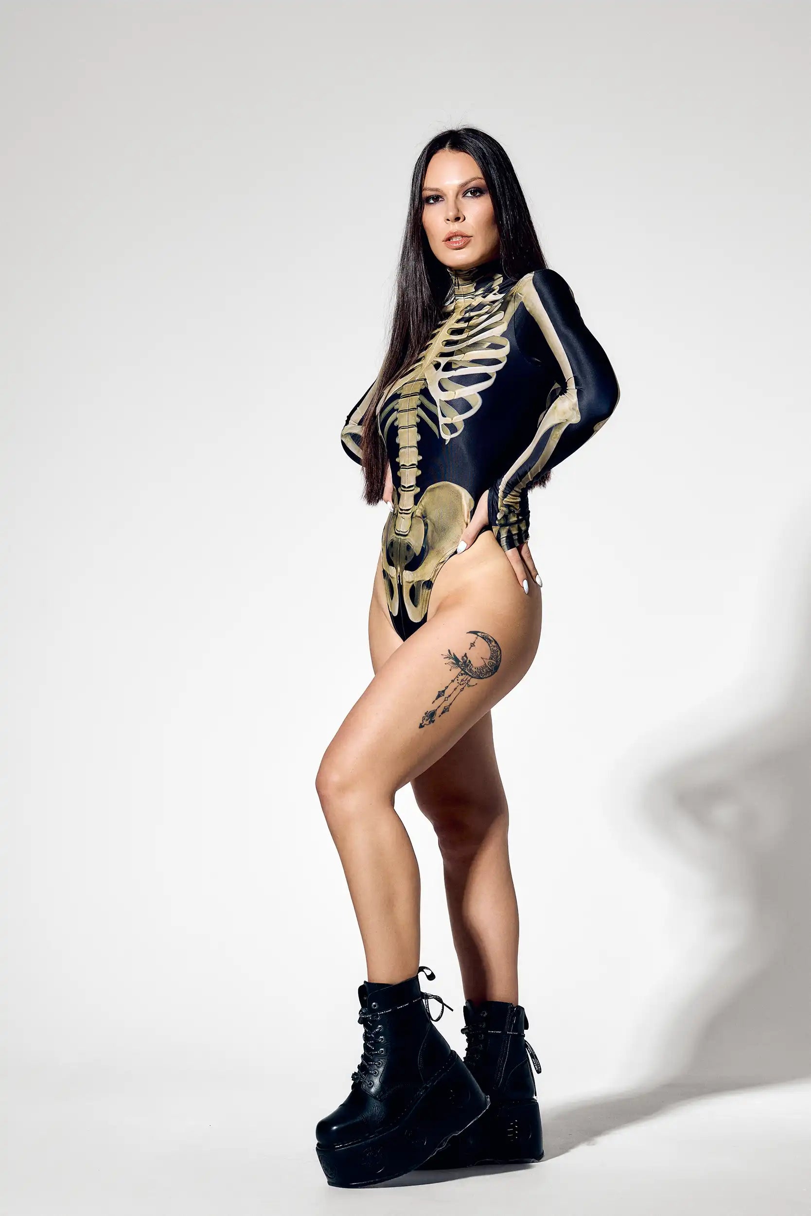 Women's skeleton costume with long sleeves and anatomical bone print